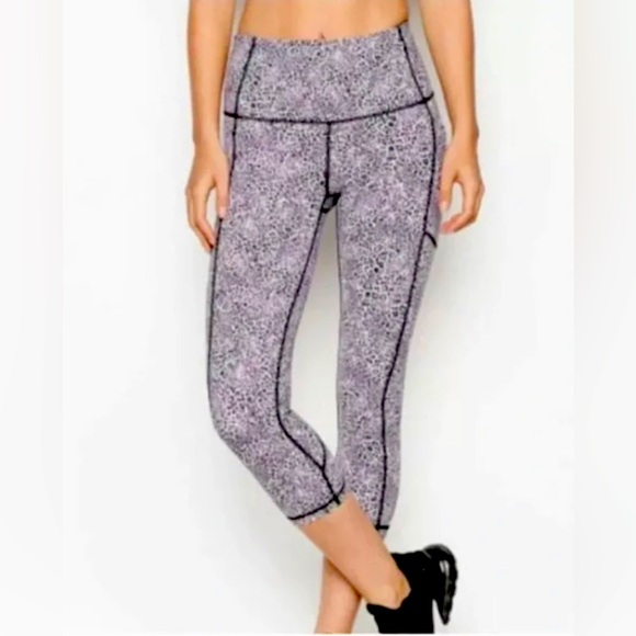 Victoria’s Secret sport pink leopard capri pants - Picture 1 of 7